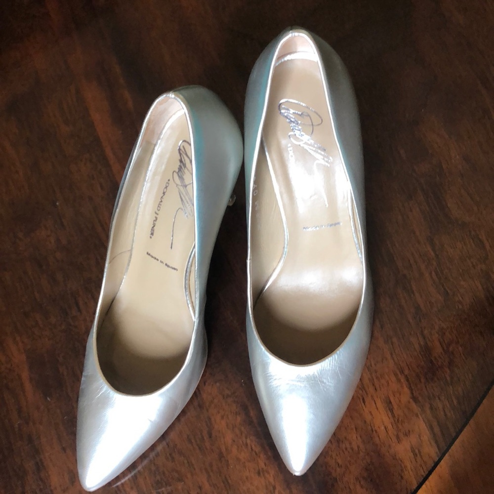 Donald J Pliner heals. Size 9